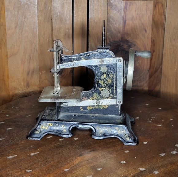 Antique Sewing Machine - Picture 3 of 14